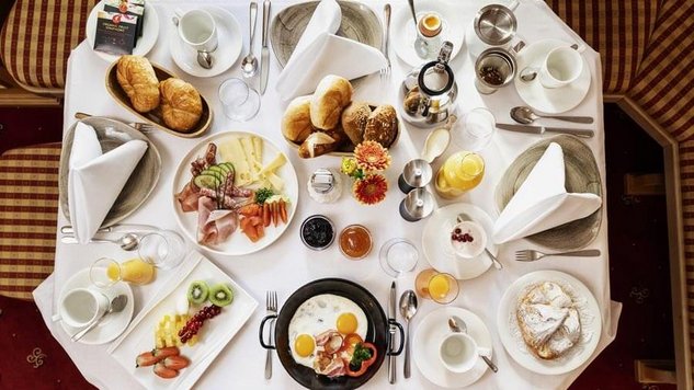 Delicious breakfast spread at Tannbergerhof Breakfast table at the Tannbergerhof with egg dishes, cold cuts, cheese, pastries, fruit and coffee © Foto Lehmann