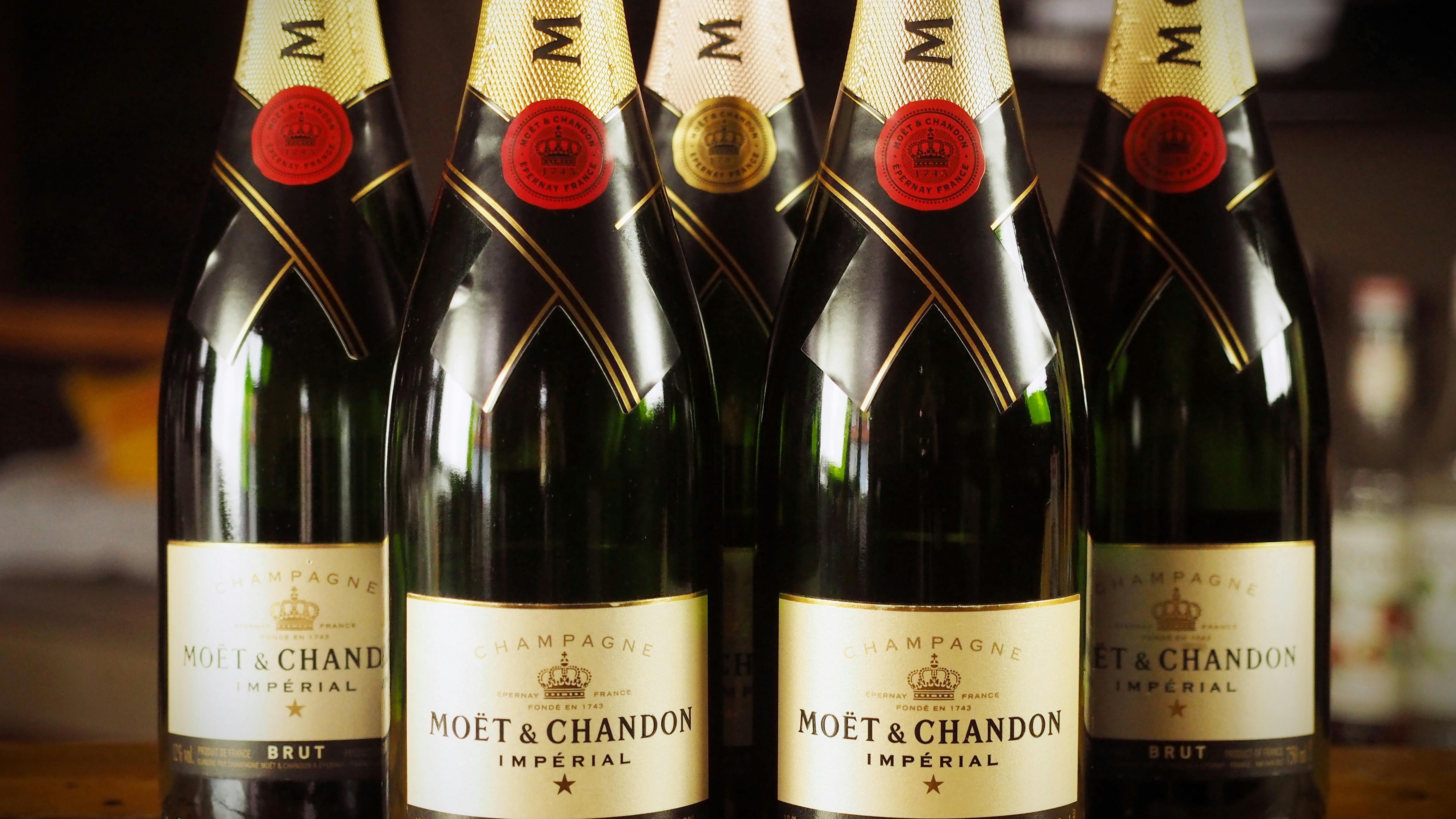 Nahaufnahme mehrerer Flaschen Moët & Chandon Imperial Champagner dicht beieinander